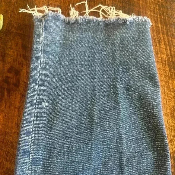 💙A&F | Zoe Natural Rise Ankle Straight Jeans with Light Distressing & Raw Hems - Picture 4 of 8